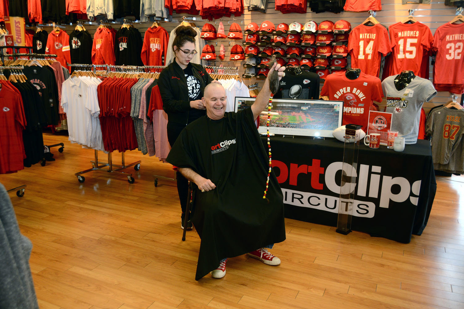 HISTORIC HAIRCUT
Diehard Kansas City Chiefs fan Loy Baker gets his head shaved days after the team’s Super Bowl victory. Baker hadn’t cut his hair in 25 years, keeping a vow he made after the Chiefs lost in the 1995 playoffs; the team had to win the title before he’d trim his locks – now a 32-inch ponytail. The crew from Sport Clips met Baker at the Rally Sports store to perform the historic cut.